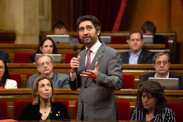 Archivo - El consejero de Políticas Digitales de la Generalitat, Jordi Puigneró, interviene desde su escaño en una sesión plenaria en el Parlamento de Cataluña. Foto de archivo.