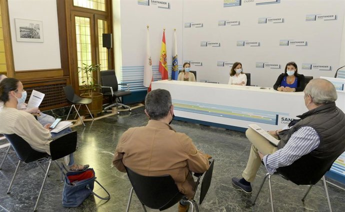 La alcaldesa en la reunión con los vecinos de Nueva Montaña