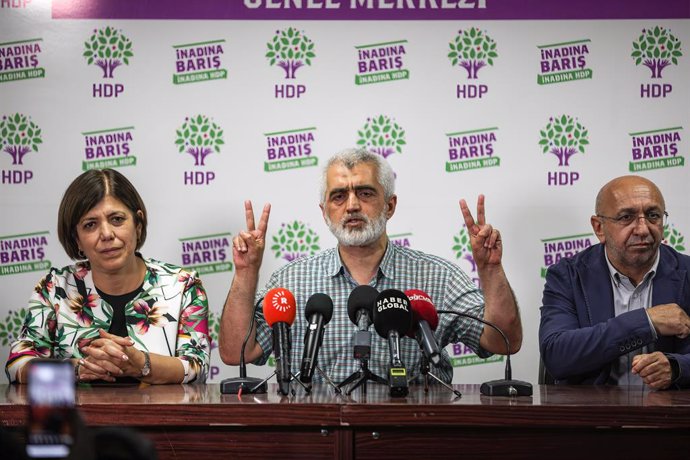 El exparlamentario del prokurdo Partido Democrático de los Pueblos (HDP) tras ser liberado de prisión en Turquía