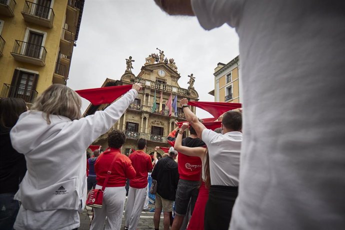 Un grupo de personas se concentra con pañuelos rojos al mediodía del 6 de julio de 2021, fecha en que habrían comenzado las fiestas de San Fermín, suspendidas por segundo año por la pandemia