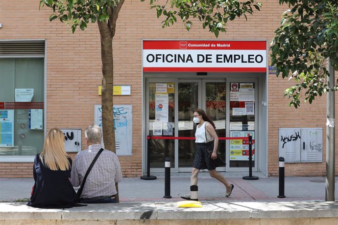 Archivo - Una mujer pasa por una oficina del SEPE, el día en el que se han conocido los datos de paro de mayo, a 2 de junio de 2021, en Madrid (España). El número de parados registrados en las oficinas de los servicios públicos de empleo (antiguo Inem) 