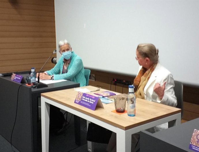 La consejera de Educación del Principado de Asturias, Carmen Suárez, y la catedrática de Filosofía Amelia Valcárcel, momentos antes de la inauguración de la XVIII Escuela Feminista Rosario Acuña, en la antigua Escuela de Comercio de Gijón