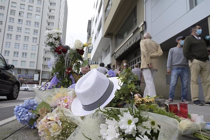 Flores y objetos en el altar colocado en la acera donde fue golpeado Samuel, el joven asesinado en A Coruña el pasado sábado 3 de julio, a 6 de julio de 2021, en A Coruña, Galicia, (España). 