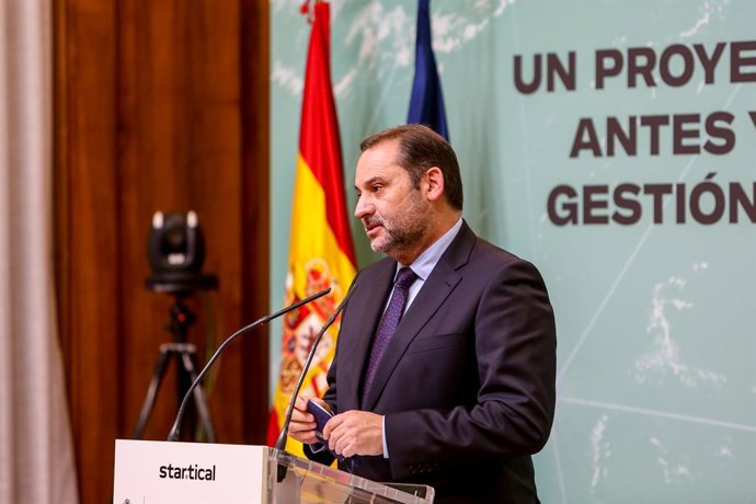 Archivo - El ministro de Transportes, Movilidad y Agenda Urbana, José Luis Ábalos interviene en la presentación del proyecto Startical, para la innovación en la provisión de servicios satelitales para la navegación aérea, en la sede del Ministerio.