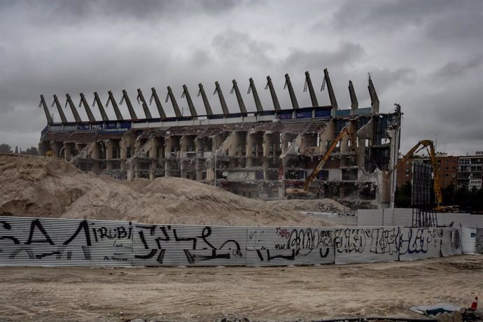 Archivo - Vistas generales de la última pared que sigue en pie del estado Vicente Calderón, a marzo de 2020