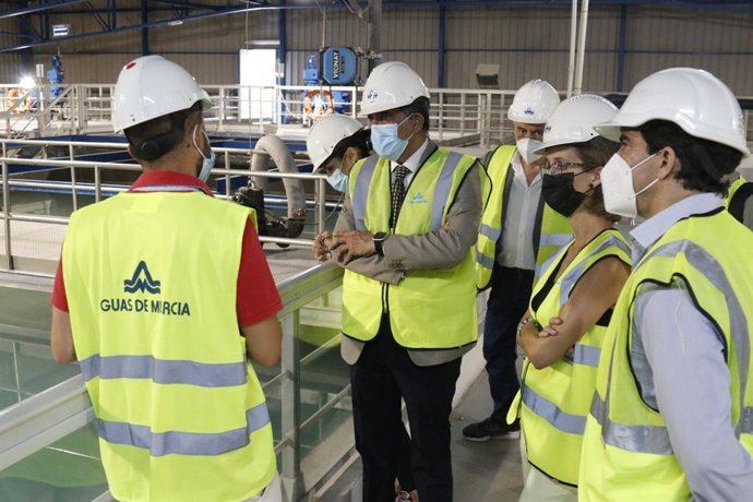 Serrano, acompañado por la gerente de Aguas de Murcia, Inmaculada Serrano y la concejala de Movilidad Sostenible y Limpieza Viaria, Carmen Fructuoso, ha visitado la Planta Potabilizadora de Aguas de Murcia de La Contraparada