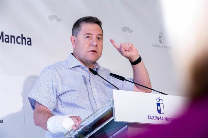 El presidente de Castilla-La Mancha, Emiliano García-Page, inaugura en Osa de la Vega (Cuenca), el gimnasio del Colegio Rural Agrupado Airén.