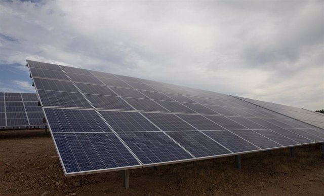 Archivo - Foto de archivo de los paneles solares de la planta Andévalo de Iberdrola, primer proyecto fotovoltaico de la compañía en Andalucía. En Puebla de Guzmán (Huelva, Andalucía, España), a 30 de septiembre de 2020.