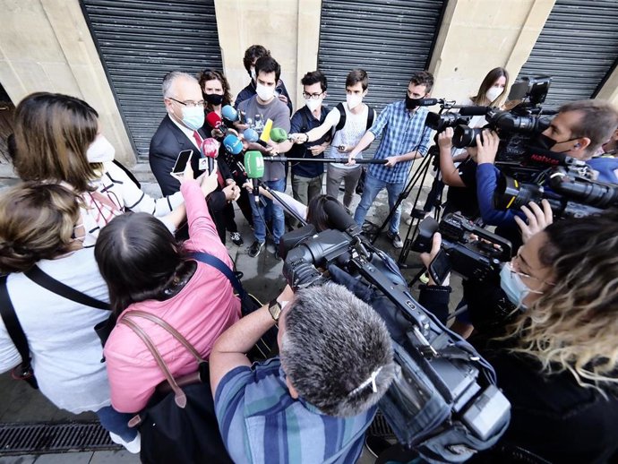 Enrique Maya, alcalde de Pamplona, atiende a los medios antes de asistir a la misa en honor a San Fermín