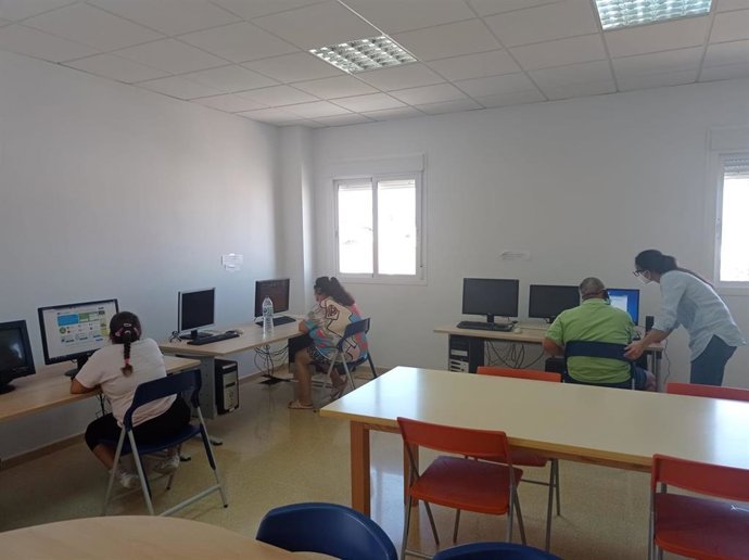 La Diputación impulsa un proyecto para formar en nuevas tecnologías a personas con discapacidad intelectual en la comarca de la Axarquía