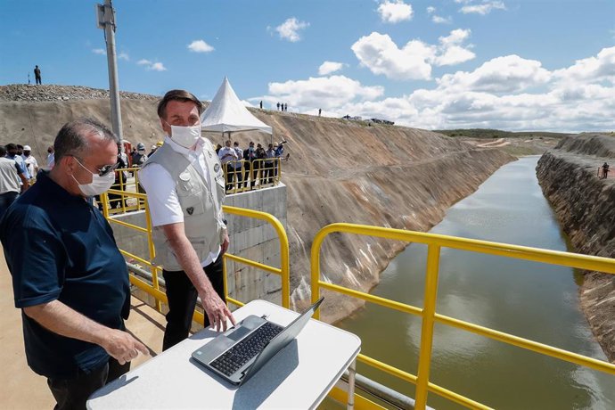Archivo - El presidente brasileño, Jair Bolsonaro, junto al ministro de Desarrollo Regional,  Rogerio Marinho.