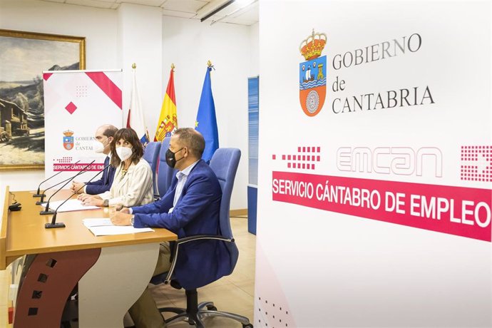 La consejera de Empleo y Políticas Sociales, Ana Belén Álvarez, acompañada por el vicepresidente del Clúster de Automoción de Cantabria 'Gira' y CEO de Maflow Spain Automotive, Marcos Díez, presenta el programa 'Talento y Empleo'.