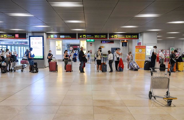 Pasajeros hacen cola en la terminal T1 del Aeropuerto Adolfo Suárez Madrid-Barajas, en Madrid (España). 