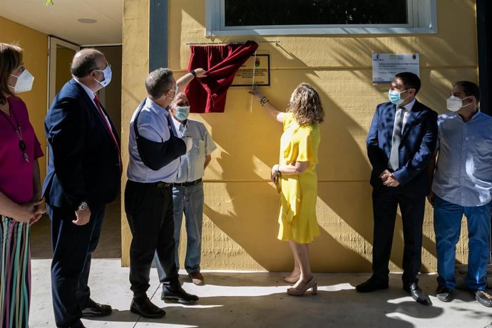 El presidente de Castilla-La Mancha, Emiliano García-Page, inaugura en Osa de la Vega (Cuenca), el gimnasio del Colegio Rural Agrupado Airén.