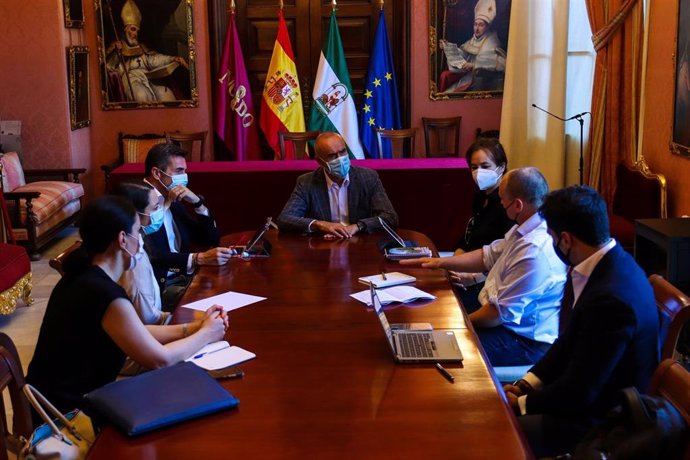 Reunión con el delegado de Hábitat Urbano, Cultura y Turismo del Ayuntamiento de Sevilla, el socialista Antonio Muñoz, y el director de Marketing & Digital de Ryanair, Dara Brady.