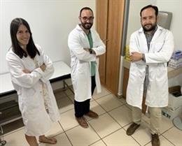 De izquierda a derecha: los doctores Elisa de la Fuente Sanz, Manuel Luján Bonete y Alberto Pérez de Vargas.