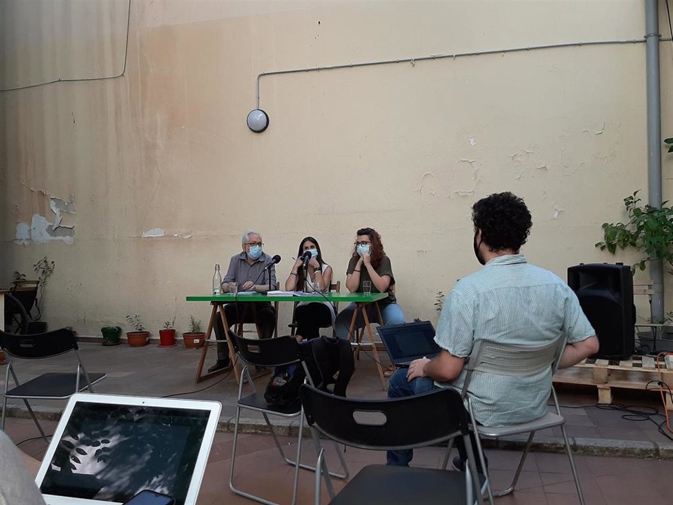Jorge del Cura, miembro del Centro de Documentación contra la Tortura; María Paramés portavoz de CIEs No Madrid y coordinadora del equipo de visitas del CIE de Aluche de Mundo en  Movimiento; Ana Bosch, coordinadora del equipo de visitas de Pueblos Unid