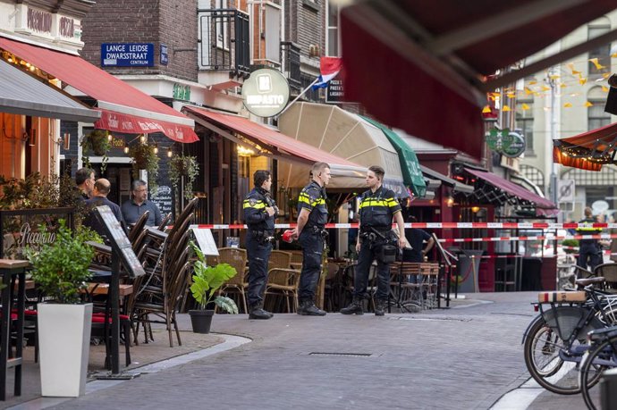 Agentes de la Policía de Países Bajos en la escena del ataque contra el periodista de investigación Peter R. de Vries, tiroteado en Ámsterdam