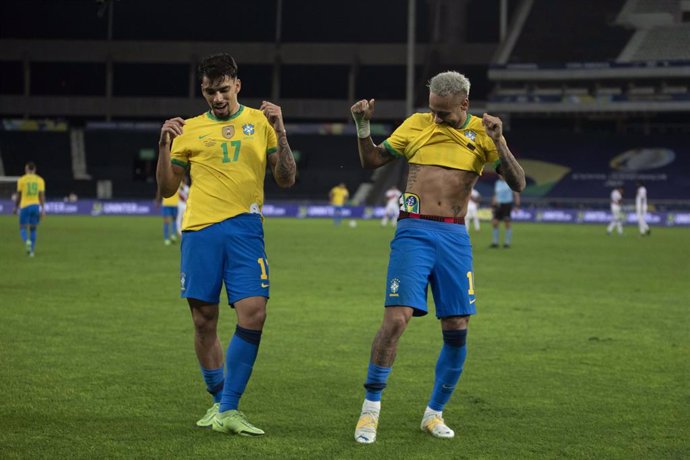 HANDOUT - 05 July 2021, Brazil, Rio de Janeiro: Brazil's Lucas Paqueta (L) celebrates after scoring his side's first goal with his teammate Neymar during the CONMEBOL Copa America Semi-Final soccer match between Brazil and Peru at The Estadio Olimpico N
