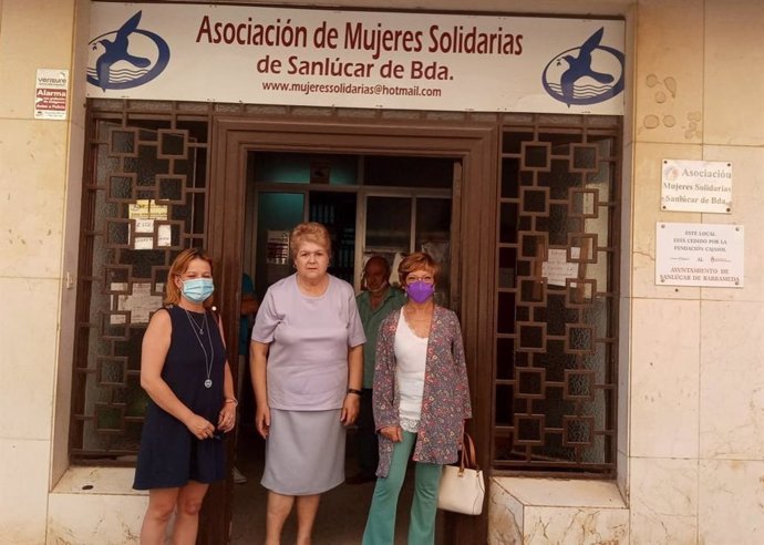 La diputada del Área de Igualdad de la Diputación de Cádiz, Carmen Collado, con las responsables de la asociación Mujeres Solidarias de Sanlúcar de Barrameda.
