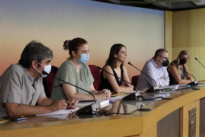 La portavoz de Más Madrid en el Ayuntamiento, Rita Maestre,  En una rueda de prensa en la que ha estado rodeada por los concejales Jorge García Castaño, Esther Gómez, Javier Barbero y Pilar Perea