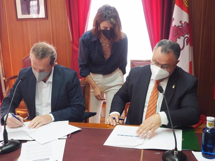 El secretario de Estado de Turismo, Fernando Valdés, firma el acuerdo de colaboración con el presidente de la Diputación de León, Eduardo Morán.
