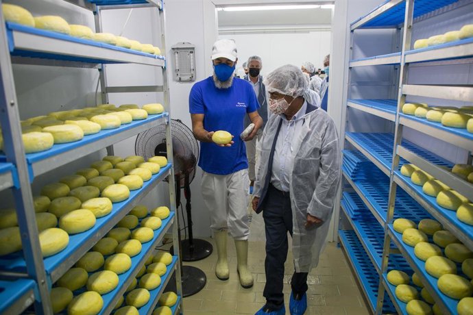 El presidente de Cantabria, Miguel Ángel Revilla, y el consejero de Desarrollo Rural, Ganadería, Pesca, Alimentación y Medio Ambiente, Guillermo Blanco, visitan las instalaciones de la quesería La Jarradilla
