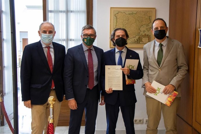 Gavira junto a parlamentarios de Vox tras presentar la Ley de Concordia