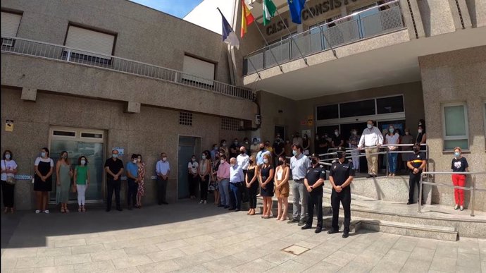 Minuto de silencio en el Ayuntamiento de Roquetas de Mar por el atropello mortal de una niña de cinco años por un conductor ebrio