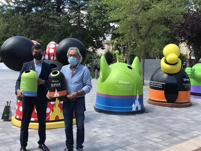 El concejal de Medio Ambiente, José Manuel Zuñiga y el portavoz de Ecovidrio en Logroño, Carlos Del Corte presentan en el Logroño cuatro contenedores tematizados con personajes de Disney.