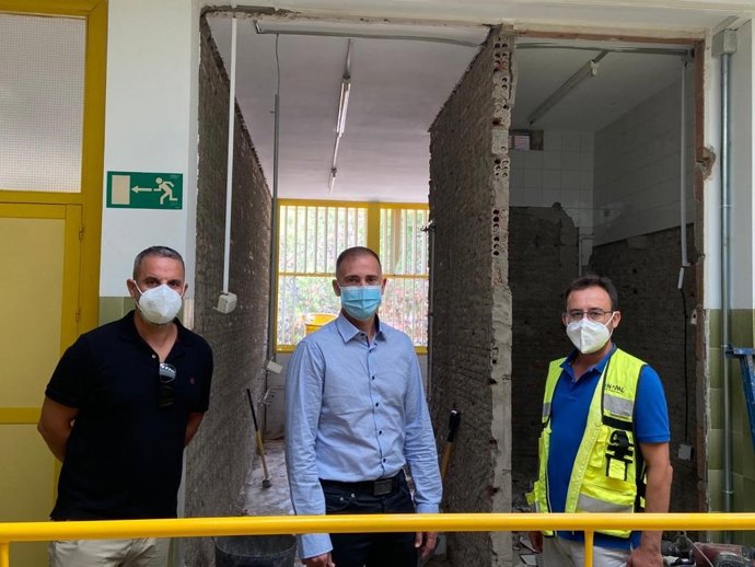 Antonio Jiménez visita las obras en el CEIP Alfredo Molina Martín de Almería