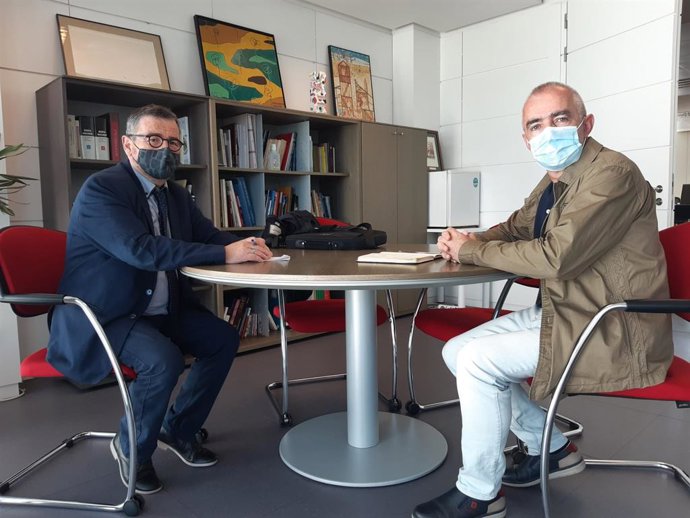 El director de Política Llingüística, Antón García, y el xerente d'Área Norte Viaxeros de Renfe, Mariano Santiso.