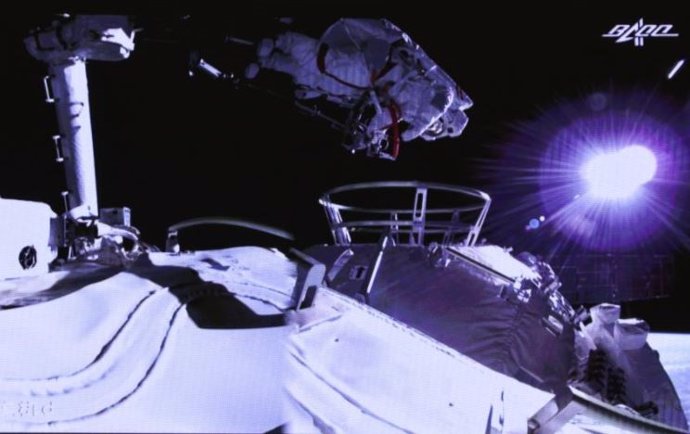 Imagen de un astronauta chino durante la primera caminata espacial en el exterior del módulo Tianhe
