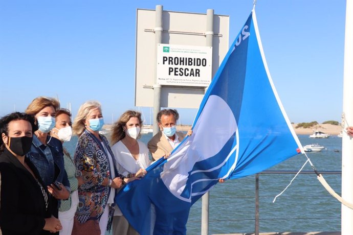 La delegada de la Junta en Cádiz, Ana Mestre, durante el izado de la Bandera Azul concedida a Sancti Petri.