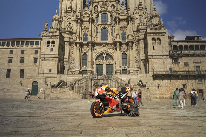 La moto de Marc Márquez finaliza su peregrinaje a Santiago de Compostela.