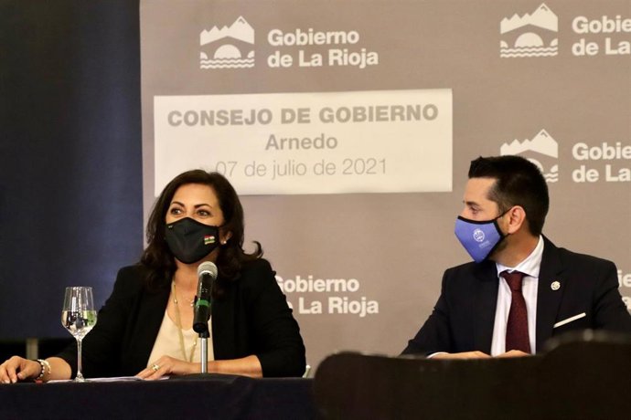 La presidenta del Gobierno riojano, Concha Andreu, comparece junto al alcalde de Arnedo, Javier García,para informar de los asuntos aprobados en el Consejo de Gobierno