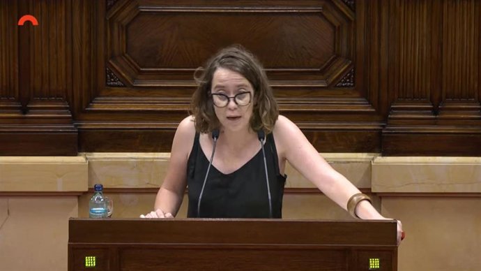 La portavoz de la CUP en el Parlament, Eullia Reguant, en el pleno de la Cámara catalana.