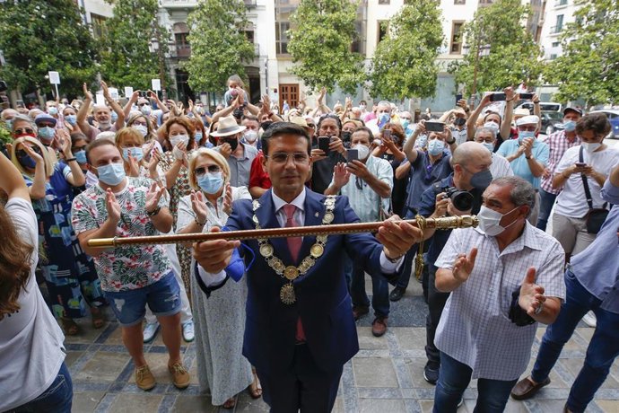 Francisco Cuenca (PSOE) a las puertas del Ayuntamiento de Granada tras ser investido alcalde.