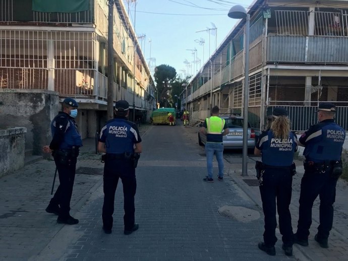 97 Identificados, 4 Actas De Drogas Y 2 Toneladas De Enseres Retirados En Expisos Okupados En UVA De Hortaleza En Una Operación De La Policía Municipal De Madrid