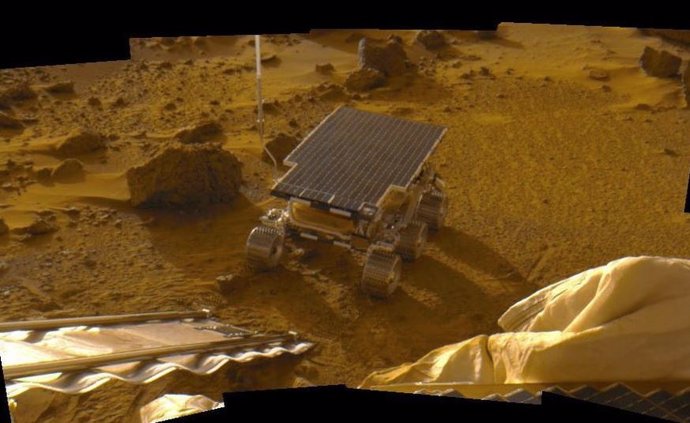 Imagen mosaico del voer Sojourner tomada desde el aterrizador de la misión Mars Pathfinder