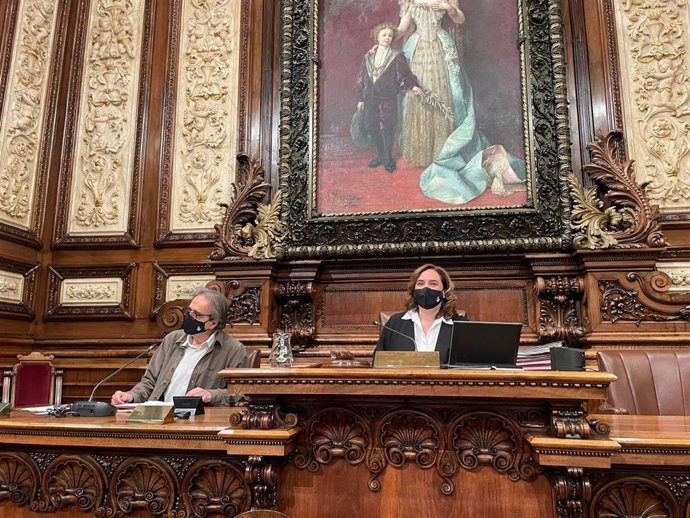 Archivo - El teniente de alcalde Joan Subirats y la alcaldesa de Barcelona, Ada Colau, en el pleno del mes de mayo de 2021.