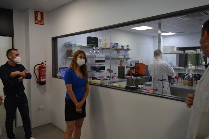 La delegada territorial de Empleo, Formación, Trabajo Autónomo, y de Transformación Económica, Industria, Conocimiento y Universidades de la Junta en Granada, Virginia Fernández, visita las instalaciones de Domca.