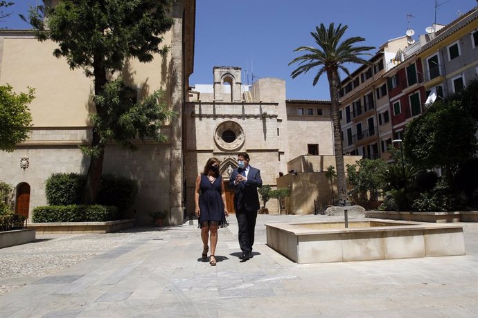 (I-D) La presidenta balear, Francina Armengol, y el presidente de la Generalitat, Ximo Puig, a su llegada a una rueda de prensa celebrada en la clausura de la I cumbre entre Baleares y Comunitat Valenciana, a 6 de julio de 2021, en el Palacio de Congres