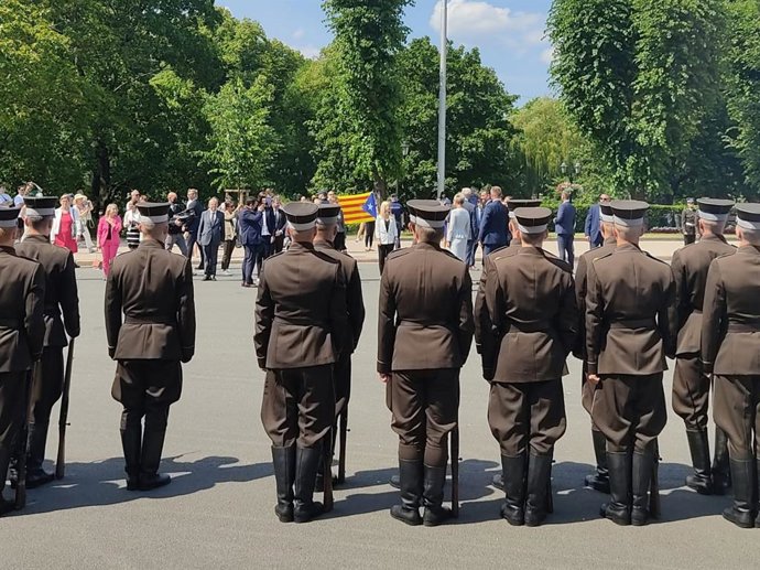 Una bandera estelada, durante una ofrenda floral en el monumento a la libertad en Letonia durante la visita de Pedro Sánchez