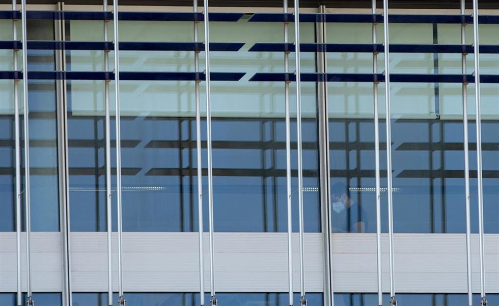 Archivo - Trabajador en la sede de Abegoa de Sevilla, donde agentes de la Guardia Civil han realizado un registro  por delitos societarios y contra el mercado y consumidores. En Sevilla (Andalucía, España), a 13 de abril de 2021.