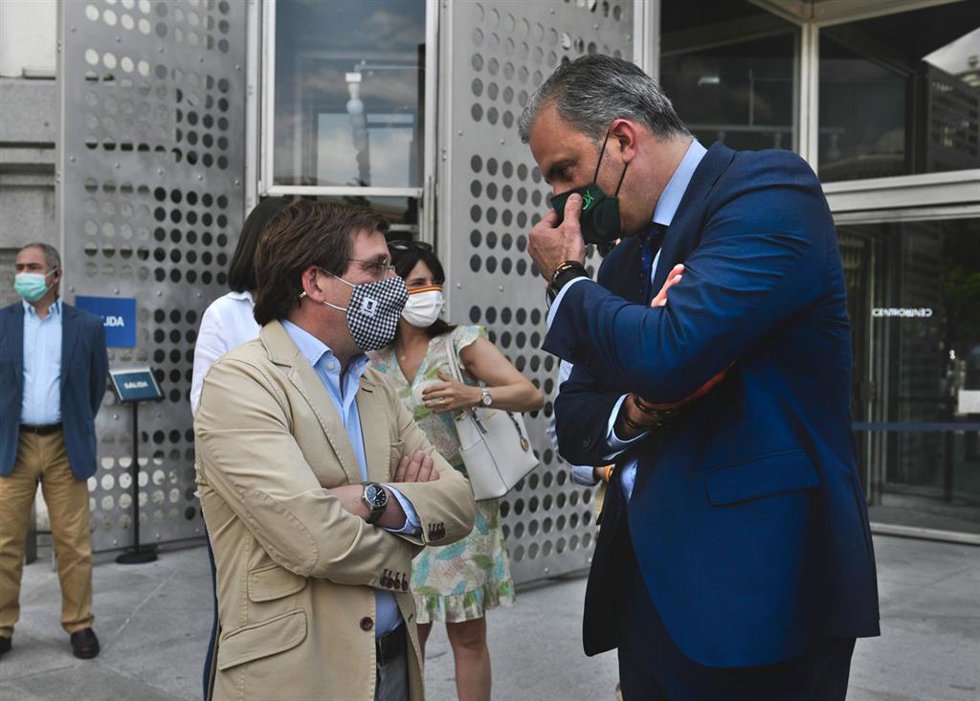 El alcalde de Madrid, José Luis Martínez-Almeida (i), conversa con el secretario general de Vox y portavoz de la formación en el Ayuntamiento de Madrid, Javier Ortega Smith