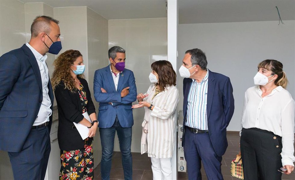 El vicepresidente, Pablo Zuloaga; la consejera de Empleo y Políticas Sociales, Ana Belén Álvarez; la delegada del Gobierno, Ainoa Quiñones; y el alcalde de Torrelavega, Javier López Estrada, visitan las viviendas adquiridas a la SAREB en Ganzo