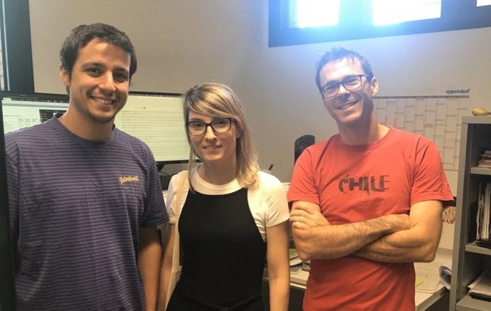 De izquierda a derecha: Carlos Santana-Molina, Elena Rivas-Marín y Damien Devos, del Centro Andaluz de Biología del Desarrollo (CABD)