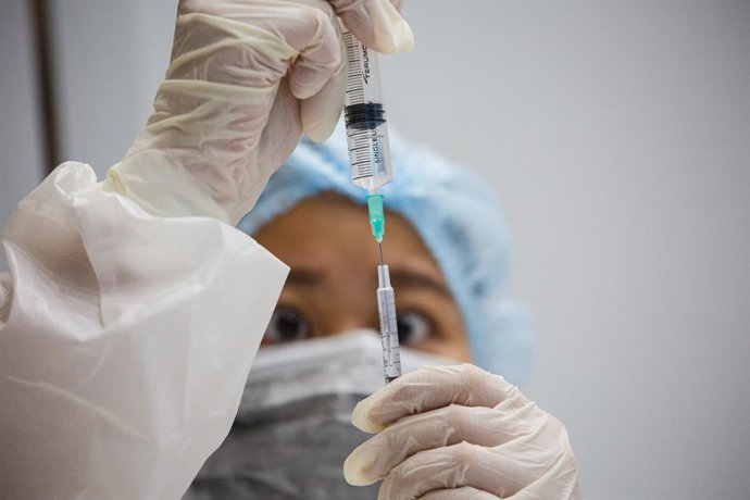07 June 2021, Thailand, Pathum Tani: A health worker prepares to administer doses of AstraZeneca vaccine to a person at Thammasat University's Coronavirus (Covid-19) vaccination center. Photo: Varuth Pongsapipatt/SOPA Images via ZUMA Wire/dpa