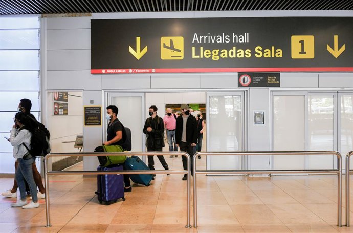 Varios pasajeros llegan a la terminal T1 del Aeropuerto Adolfo Suárez Madrid-Barajas, en Madrid (España). 